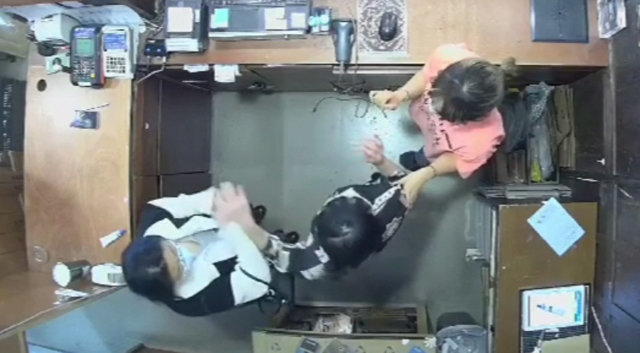 지난달 9일 주한 벨기에대사 부인(왼쪽)이 서울 용산구의 한 옷가게에서 직원을 폭행하고 있다. CCTV 영상 캡처