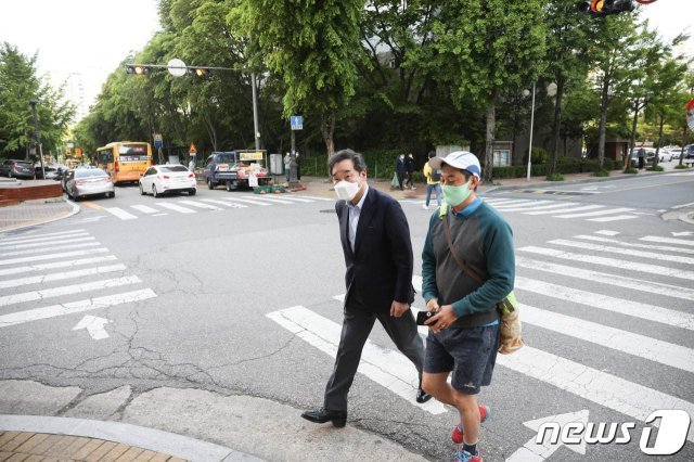 이낙연 전 더불어민주당 당대표가 5일 성남시 분당구 분당로 효자촌현대아아파트에서 도보 배송을 하고 있다. (이낙연 전 대표 측 제공)© 뉴스1