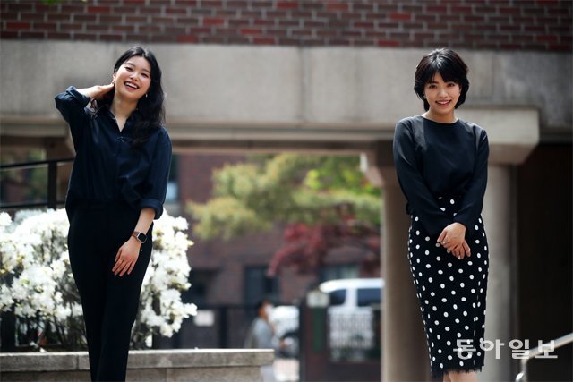 김수하(왼쪽), 김환희 배우는 ‘포미니츠’ 무대에 함께 오른 김선경, 김선영을 비롯해 최정원, 전미도 배우를 롤모델로 꼽았다. 둘은 “철저히 자기관리를 하고 언제나 꿋꿋하게 무대에 오르는 선배들을 닮고 싶다”고 했다. 장승윤 기자 tomato99@donga.com·