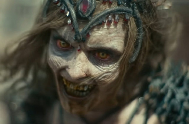 21일 넷플릭스에 공개되는 영화 ‘아미 오브 더 데드’ 예고편의 좀비 여왕 ‘아테나’. 그는 빠르고 똑똑해진 ‘알파 좀비’들을 이끈다. 넷플릭스 제공