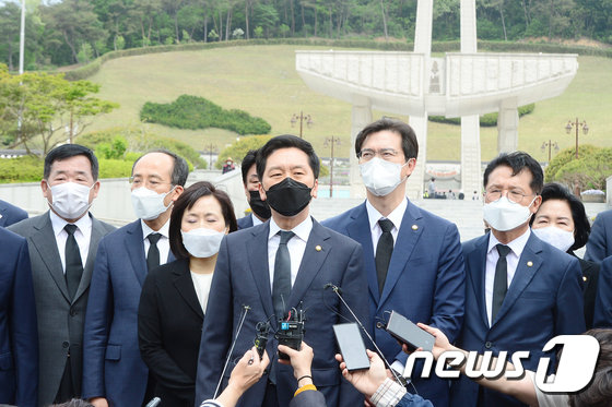 김기현 국민의힘 당 대표 권한대행 겸 원내대표가 7일 오전 광주 국립5·18민주묘지를 찾아 참배를 마친 뒤 기자들과 만나 발언하고 있다. 뉴스1