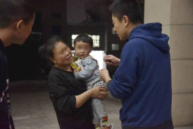 자녀가 없는 부부에게 팔려 갔던 아이가 친할머니에게 인계되는 모습. NetEase 홈페이지 갈무리