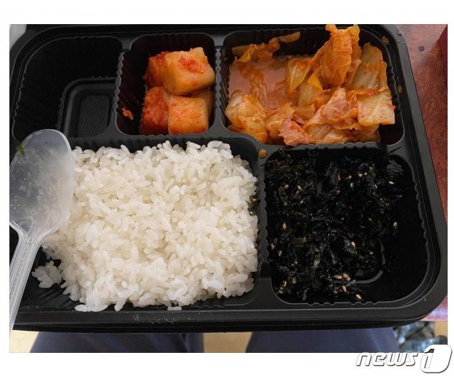 소셜미디어상에 ‘부실 급식’으로 제보된 군 급식 사진. (‘육군훈련소 대신 전해드립니다’ 페이스북 갈무리) © 뉴스1