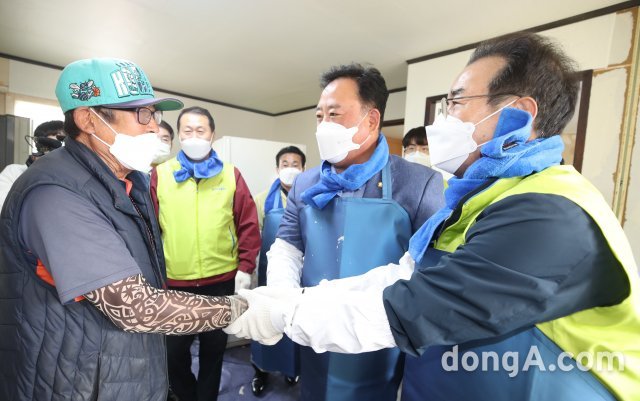 이성희 농협중앙회장(오른쪽)과 어기구 국회의원(충남 당진시, 농해수위, 사진 가운데)이 사랑의 집 고치기 봉사활동을 마친 후 농가 주인 이봉길 씨와 인사를 나누고 있다.
