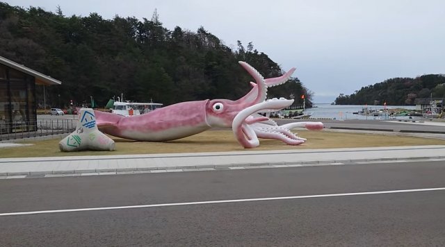이시카와현 노토반도에 세워진 오징어 조형물. 유튜브 TheTonarinopoti 캡처