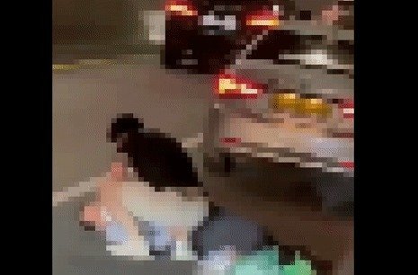 택시기사를 폭행하는 한 남성. (온라인 커뮤니티 갈무리) © 뉴스1