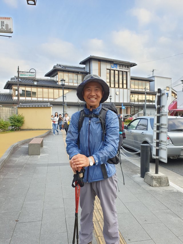 허남정 박사가 2019년 일본을 종단하다 나라현 호류지 역을 배경으로 포즈를 취했다. 허남정 박사 제공.