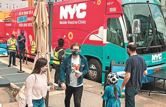 지난달 미국 뉴욕 브루클린의 한 식당 앞에 버스를 개조해 만든 이동식 신종 코로나바이러스 감염증(코로나19) 백신 접종센터 버스가 세워져 있다. 사진 출처 뉴욕 이터(EATER) 웹사이트