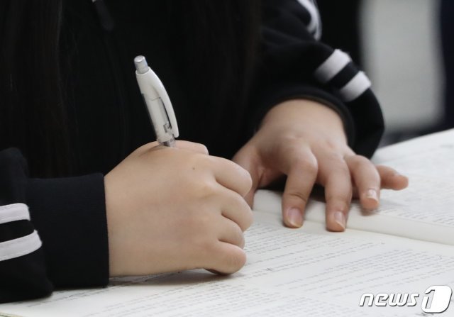 지난달 14일 경기 소재 한 고등학교에서 3학년 학생들이 2021년 4월 전국연합학력평가 답안지를 작성하고 있다. 뉴스1 © News1