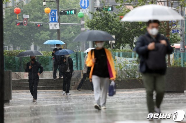 비가 내린 4일 오전 서울 청계천에서 우산을 쓴 시민들이 출근길 발걸음을 재촉하고 있다. 2021.5.4/뉴스1 © News1