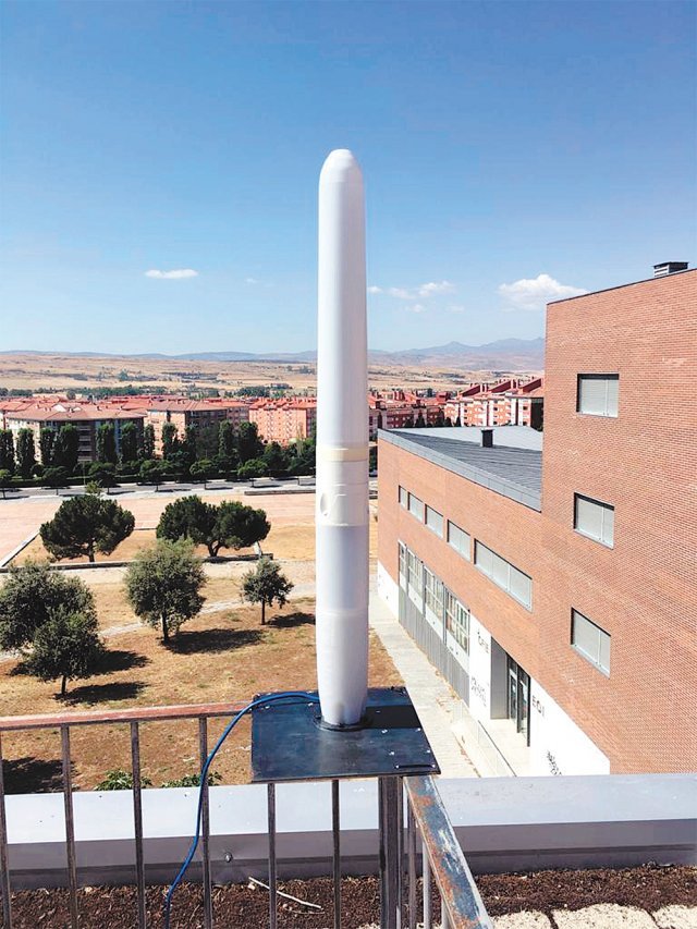 스페인 스타트업 ‘보텍스 블레이드리스’는 날개가 없이 바람에 의한 진동으로 발전하는 막대형 풍력발전기를 선보였다. 보텍스 블레이드리스 제공