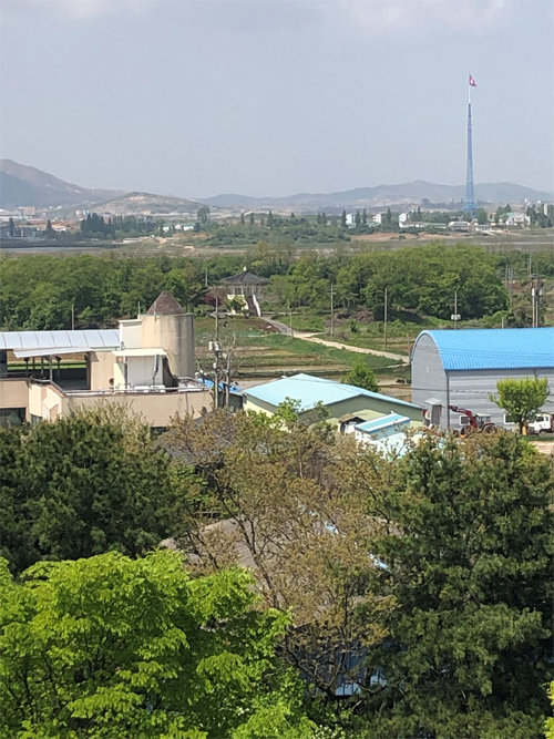 에이브럼스 사령관이 직접 촬영한 초대형 인공기가 내걸린 북한의 기정동 마을 전경. 사진 출처 에이브럼스 사령관 트위터