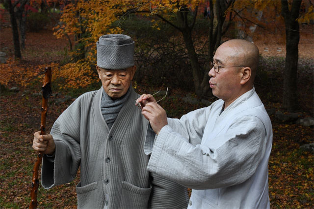스승 고산 스님(왼쪽)의 안경을 살펴보고 있는 영담 스님. 2018년 스승과 제자는 여행을 떠나 모처럼 여유로운 시간을 보냈다. 영담 스님 제공