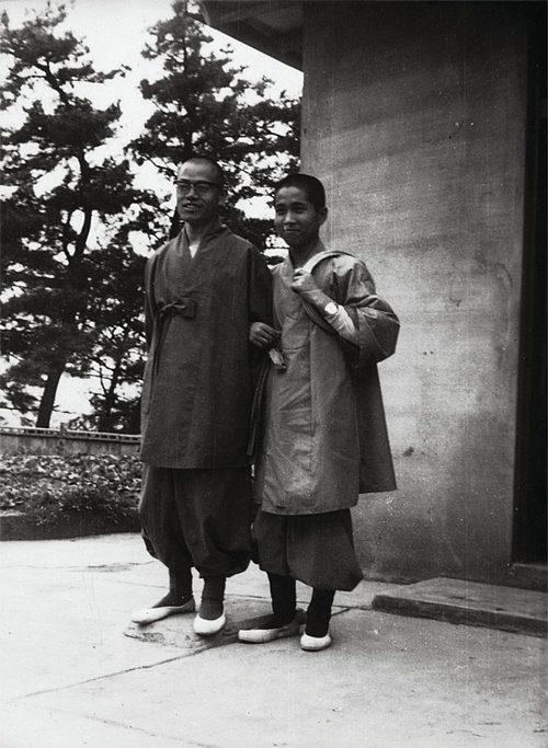 1970년 고산 스님(왼쪽)과 영담 스님. 영담 스님 제공