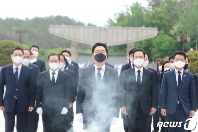 김기현 국민의힘 대표 권한대행 겸 원내대표가 지난 7일 오전 광주 북구 국립5·18민주묘지를 찾아 오월 영령에 참배하고 있다. 2021.5.7/뉴스1 © News1