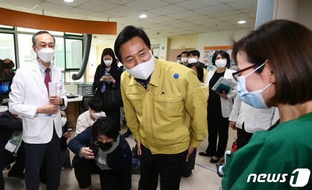 오세훈 서울시장(가운데)이 9일 오후 서울 은평구 서울특별시서북병원을 찾아 코로나19 대응 현황을 점검하며 의료진들에게 인사를 하고 있다. 2021.4.9/뉴스1 © News1