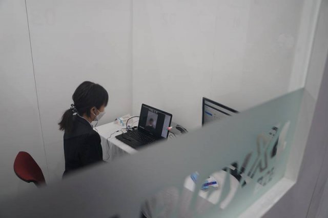 통역 지원과 함께 온라인으로 진행 중인 비즈니스 미팅(출처=게임동아)