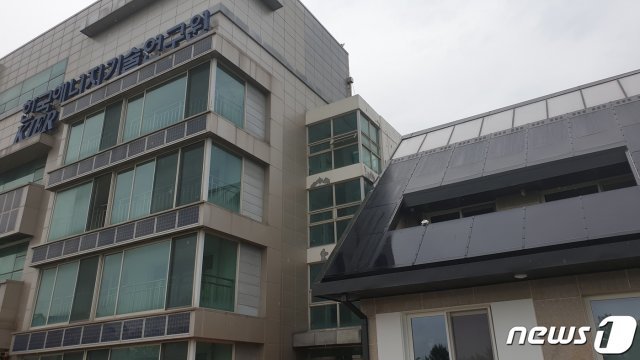 한국에너지기술연구원 플러스에너지하우스 1호(오른쪽)에서 초과 생산된 전력은 비거주건물의 사무실에서 활용될 수 있다. 2021.05.10 © 뉴스1