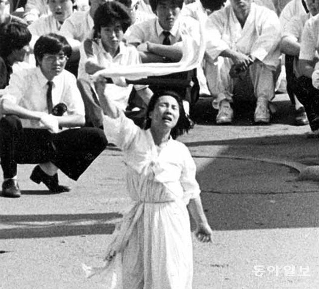 고 이애주 경기아트센터 이사장이 1987년 7월 9일 이한열 열사 영결식에서 한풀이 춤을 추는 모습. 동아일보DB