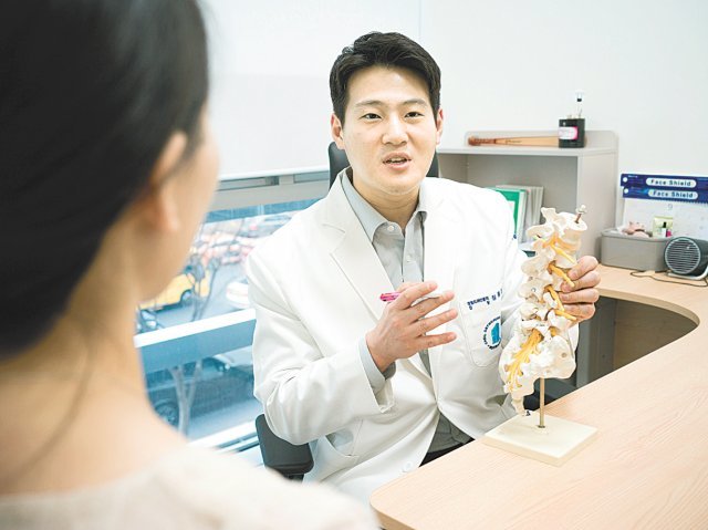 김연호 제일정형외과병원 척추센터 원장이 정맥부전과 척추관 협착증의 차이점을 설명하고 있다.