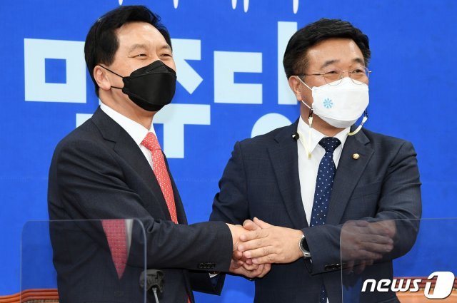 윤호중 더불어민주당 원내대표(오른쪽)와 김기현 국민의힘 대표 권한대행 겸 원내대표가 4일 서울 여의도 국회에서 만나 기념촬영을 하고 있다. 2021.5.4/뉴스1 © News1