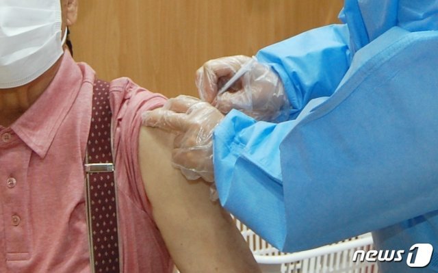 지난달 29일 괴산문화체육센터에서 주민들이 아스트라 제네카 백신 접종을 받고 있다. © 뉴스1