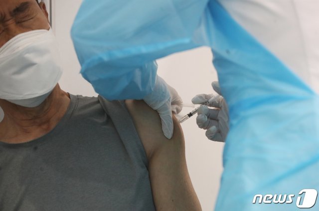 부산 남구에 마련된 예방접종센터에서 대상자들이 접종을 하고 있다. 2021.4.1 /뉴스1 © News1
