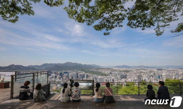 한낮 기온이 26도까지 오르는 등 수도권 지역이 초여름 날씨를 보인 11일 서울 남산에서 시민들이 파란 하늘을 감상하고 있다. 2021.5.11/뉴스1 © News1