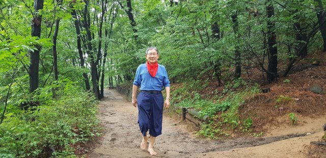 박동창 맨발걷기시민운동본부 회장이 맨발로 걷고 있는 모습. 박동창 회장 제공.