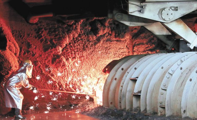 전남 광양시 포스코 광양제철소 제1고로공장에서 근로자들이 철광석을 녹여 쇳물로 만들고 있다. 최근 철광석 가격이 급등하자 철강제품을 쓰는 자동차·조선·가전업계가 원가 부담과 수급난에 어려움을 호소하고 있다. 포스코 제공