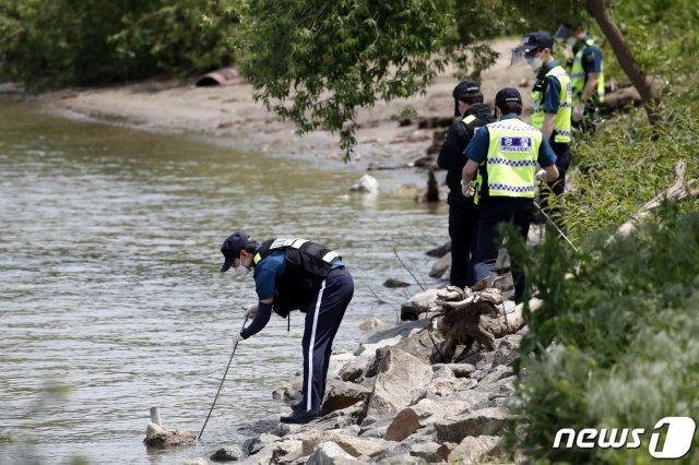 11일 오후 서울 서초구 반포한강공원 수상택시 승강장 인근에서 경찰이 고(故) 손정민씨 친구의 휴대폰 수색 작업을 하고 있다. 실종 사건의 중요한 단서가 될 수 있는 친구 A씨의 휴대전화는 ‘아이폰8 스페이스그레이’ 기종인 것으로 전해진다. 2021.5.11/뉴스1 © News1