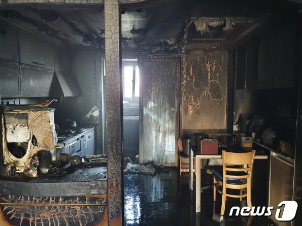 12일 오전 6시52분께 충남 천안시 동남구 다가동의 한 15층짜리 아파트 12층에서 충전 중이던 전동킥보드에 불이 나 주민 27명이 대피하는 소동을 빚었다. (천안동남소방서 제공) © 뉴스1