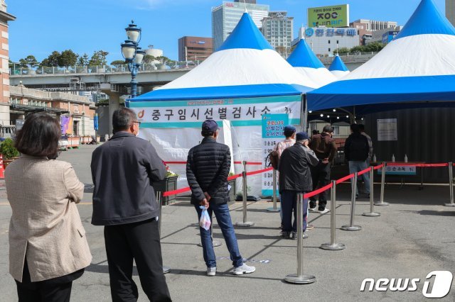 지난 11일 오전 서울 중구 서울역광장에 마련된 임시 선별진료소를 찾은 시민들이 검체검사를 받기 위해 줄을 서있다. 2021.5.11/뉴스1 © News1