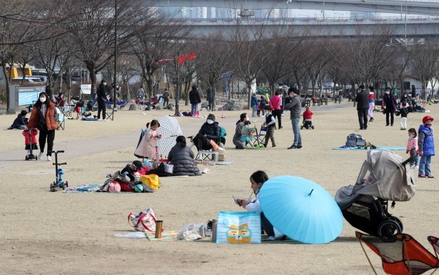 서울 마포구 난지한강공원을 찾은 시민들. 양회성 기자 yohan@donga.com