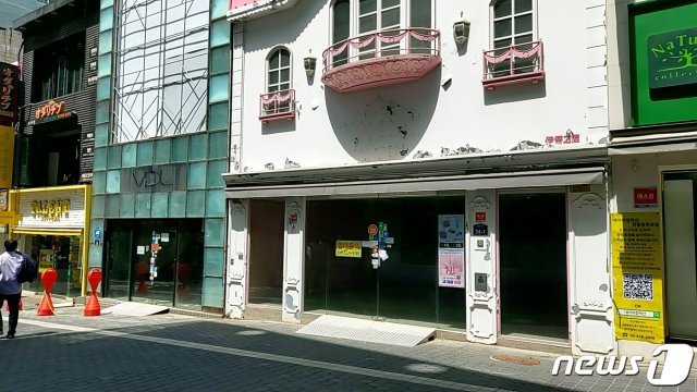 12일 서울 중구 명동 내 화장품거리의 모습. 문을 닫은 가게들을 쉽게 찾아볼 수 있다. © 뉴스1
