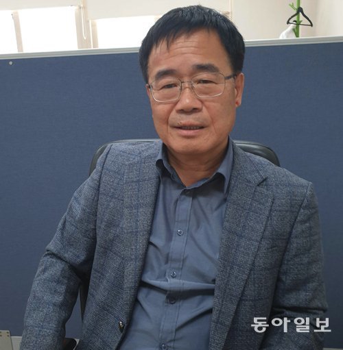 박종태 전남대 의대 법의학교실 교수가 12일 연구실에서 24년 동안 5·18민주화운동 희생자 암매장 추정장소 발굴과 행방불명자 유전자 확인작업 등에 대해 설명하고 있다. 박 교수는 시간이 갈수록 5·18 유가족들의 한과 아픔이 더 절실하게 느껴진다고 했다. 이형주기자 peneye09@donga.com