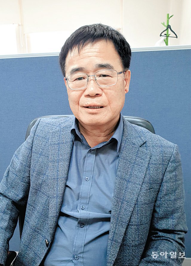 박종태 전남대 의대 법의학교실 교수가 12일 연구실에서 24년 동안 5·18민주화운동 희생자 암매장 추정 장소 발굴과 행방불명자 유전자 확인작업 등에 대해 설명하고 있다. 박 교수는 시간이 갈수록 5·18 유가족들의 한과 아픔이 더 절실하게 느껴진다고 했다. 이형주 기자 peneye09@donga.com