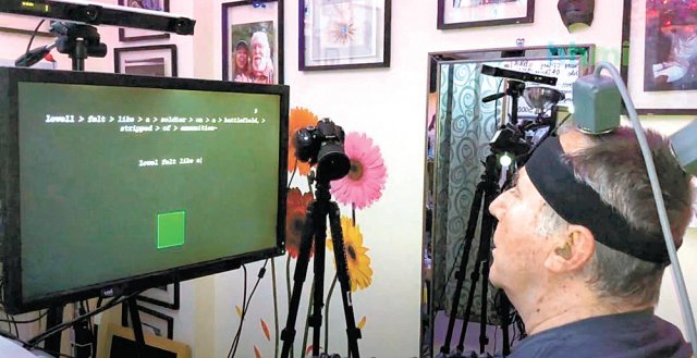 뇌-컴퓨터 인터페이스(BCI)를 장착한 60대 사지마비 환자가 머릿속으로 글쓰기를 상상하며 컴퓨터에 글자를 입력하고 있다. 네이처 유튜브 캡처