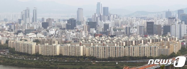 서울 강남구 압구정동 일대 아파트 단지 모습. 2021.4.27/뉴스1 © News1