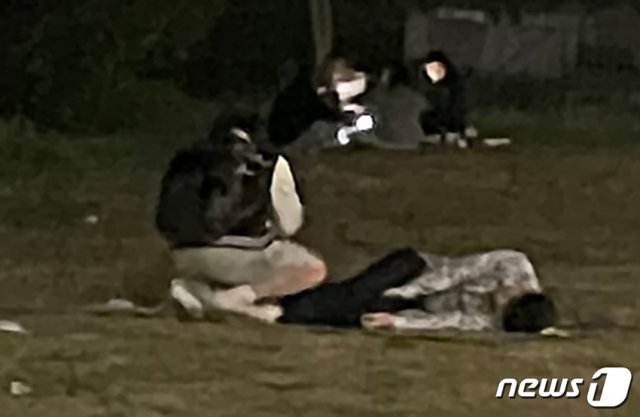 한강공원에서 실종됐다가 숨진 채 발견된 고 손정민 씨(22)와 친구 A 씨를 사고 당일 봤다는 목격자가 촬영한 사진.