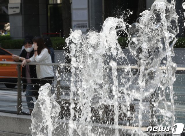 전국적으로 낮 최고기온이 30도까지 올라가며 초여름 더위를 기록한 13일 오후 서울 청계천에서 시민들이 더위를 피하고 있다.  2021.5.13/뉴스1 © News1