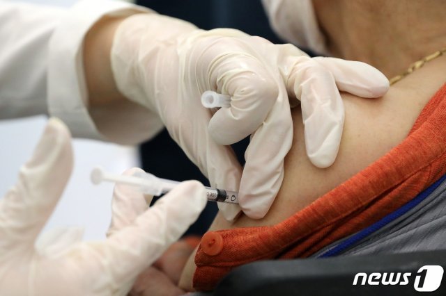 13일 서울 용산구 신종 코로나바이러스 감염증(코로나19) 백신접종센터에서 한 어르신이 백신 접종을 받고 있다. 2021.5.13/뉴스1 © News1