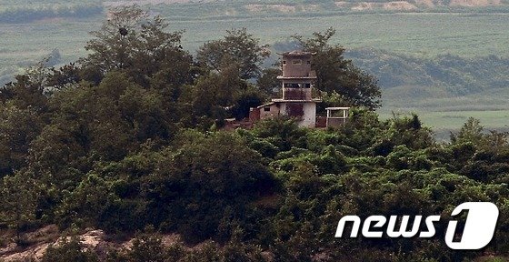 우리측 전방에서 본 북한측 초소. (뉴스1DB) 2015.8.20/뉴스1 © News1
