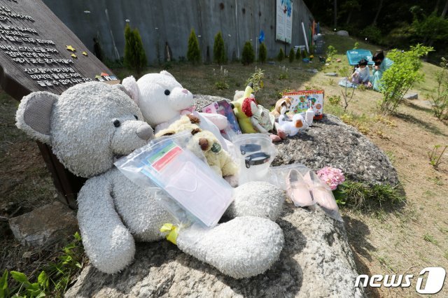 경기 양평군 하이패밀리 안데르센 공원묘원에 양부모에게 장기간 학대를 당하다가 지난해 숨진 16개월 영아 정인(가명)양 묘역을 찾은 추모객들이 놓고간 인형들이 놓여 있다. © News1
