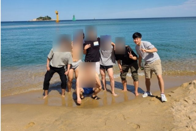 고(故) 손정민씨(오른쪽) 아버지 손현씨가 아들이 물을 싫어하고 무서워했다며 그 증거로 제시한 사진. 친구들은 모두 맨발이었지만 손정민씨만 양말, 운동화를 모두 신은채 물이 아닌 모래에 서 있다. (손현씨 블로그 갈무리) © 뉴스1