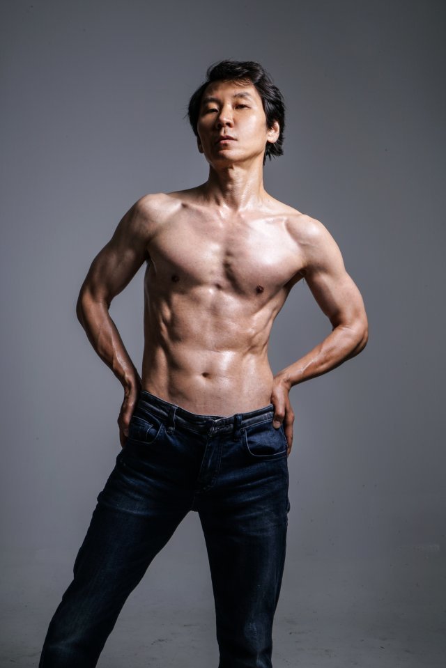 김광준 교수는 탄탄한 근육질 몸매를 갖고 있다. 3년 전 스튜디오에서 촬영한 ‘보디프로필’ 사진. 김광준 교수 제공