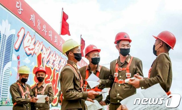 북한 노동당 기관지 노동신문은 14일 평양에 건설 중인 1만 세대 살림집 건설장으로 ‘위문편지’가 속속 도착하고 있다고 보도했다. 신문은 편지에서 울리는 절절한 당부가 건설자들의 심금을 뜨겁게 울리고 있다고 전했다. (평양 노동신문=뉴스1)