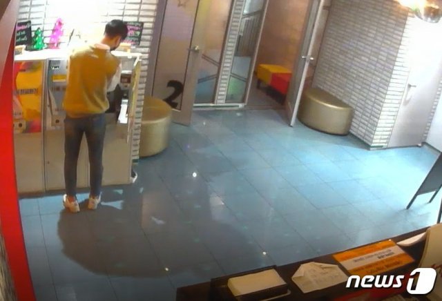 상습절도 혐의로 검찰에 구속송치된 A씨(25)가 무인점포에서 절도행각을 하고 있는 모습이 CCTV에 촬영됐다. (대전경찰청 제공) © 뉴스1