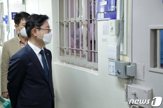 박범계 법무부장관이 14일 오후 청주여자교도소를 방문해 교정시설을 둘러보고 있다. (법무부 제공) 2021.4.14/뉴스1