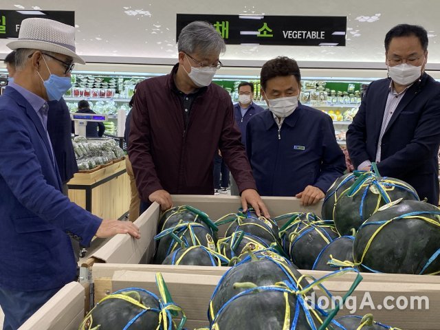 장철훈 경제지주 농업경제대표이사(왼쪽 두번째)가 13일 안동농협 파머스마켓을 방문해 권순현 안동농협 조합장(왼쪽 첫번째)과 함께 매장을 살펴보고 있다. 농협 제공